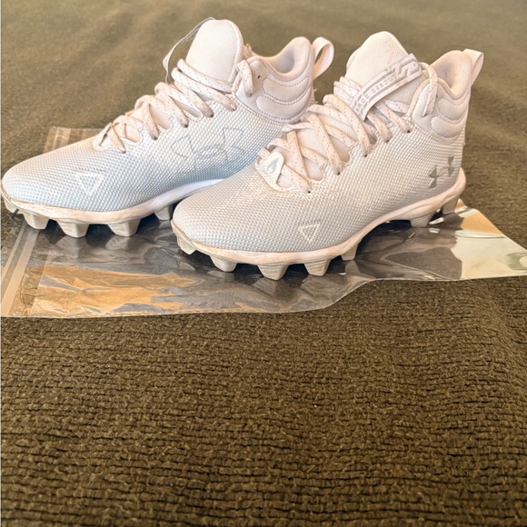 Under Armour Teen Y5/W6.5 Football Cleats - Picture 2 of 4